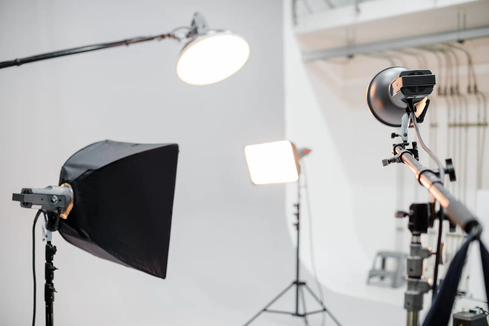Studio foto dengan softbox dan lighting untuk self studio dan photobooth